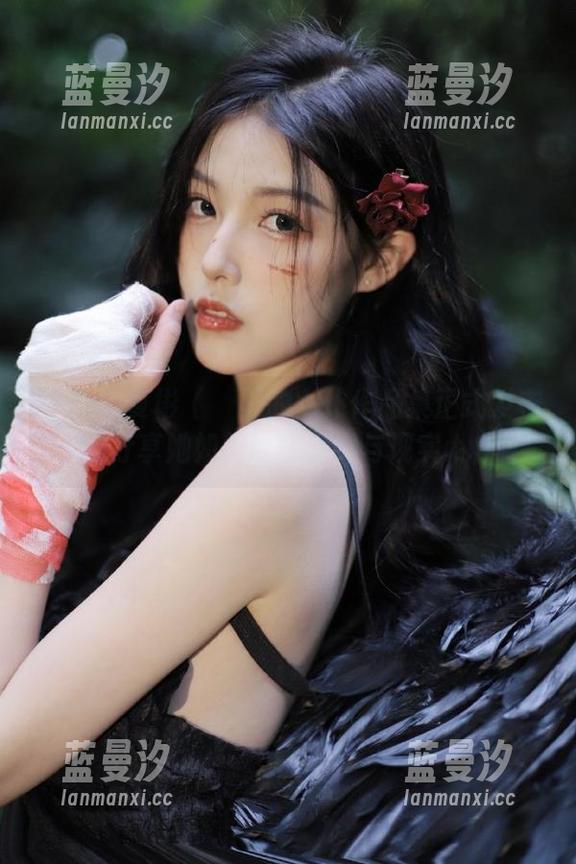 Habin夏彬 (하빈)的女仆作品集正式发布，分享她如何诠释梦幻与现实.txt